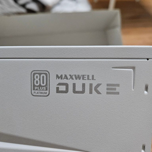 맥스엘리트 DUKE 1000W 플래티넘 화이트 파워