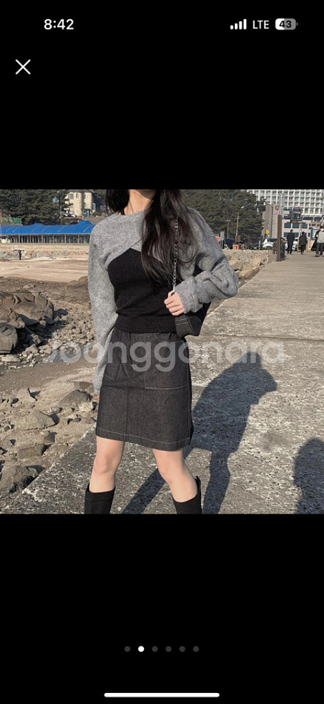 애니원모어 흑청 데님 미디 스커트 뒷밴딩--1