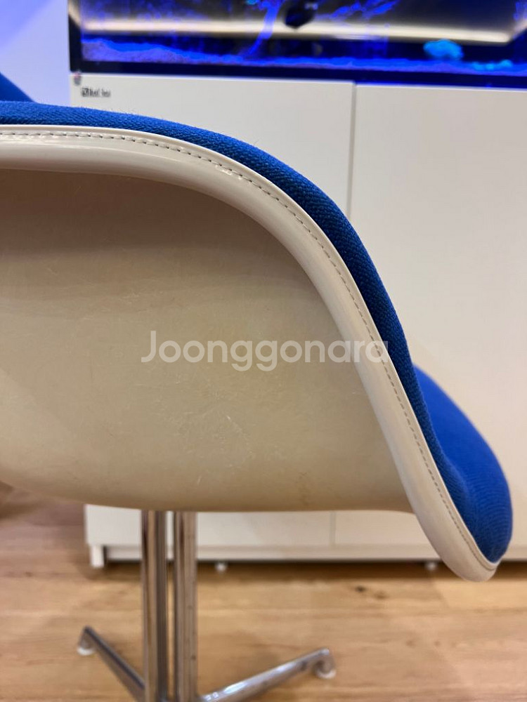 허먼밀러 임스 파이버글라스 블루 페브릭 체어--1