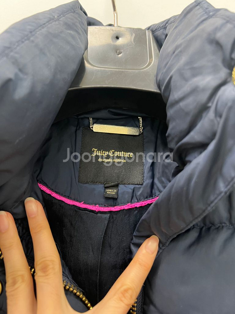 쥬시꾸띄르 정품 네이비 경량 패딩--2