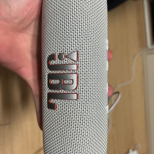 JBL Flip6 화이트 케이스 포함 판매합니다.