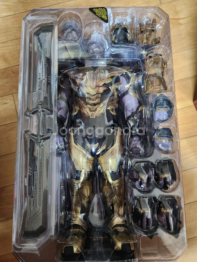 핫토이 엔드게임 타노스 피규어--1