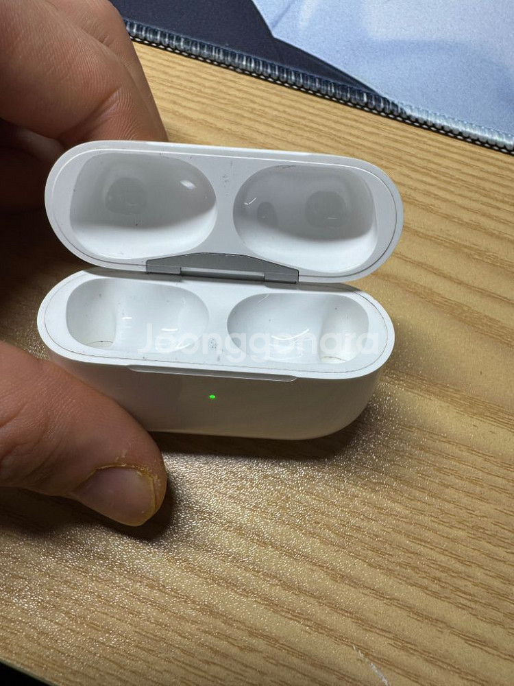 에어팟프로2 본체 판매합니다(8핀)--3