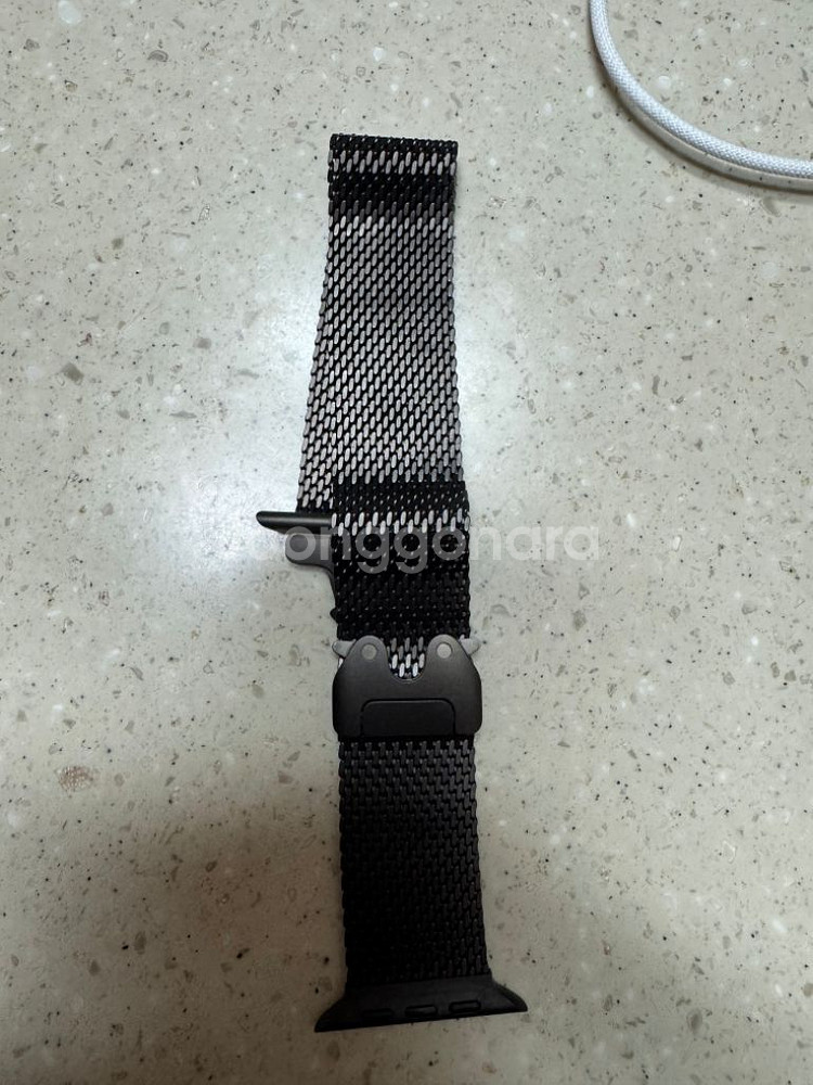 애플워치 블랙 티타늄 밀레니즈루프 49mm--1