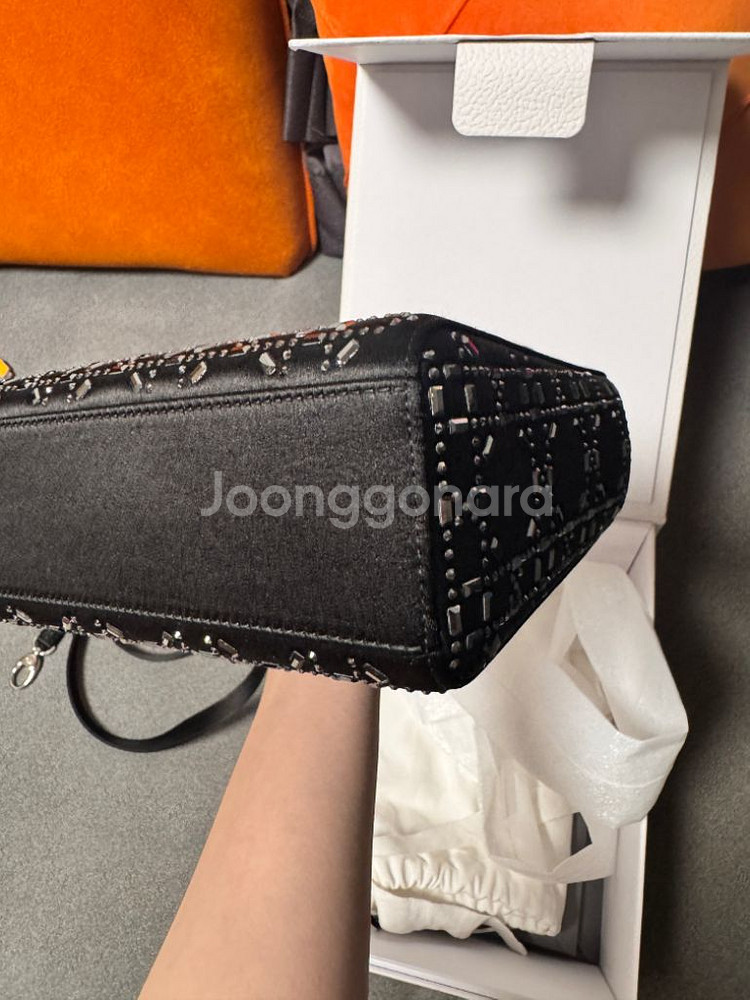디올 레이디디올 미니 백 블랙 라인 스톤 까나쥬 새틴--5