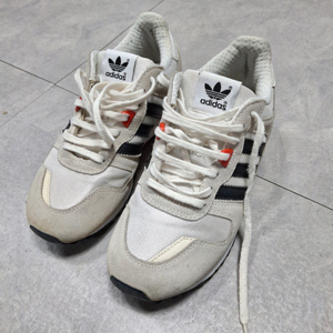 아디다스 ZX 700 회검 런닝화 220