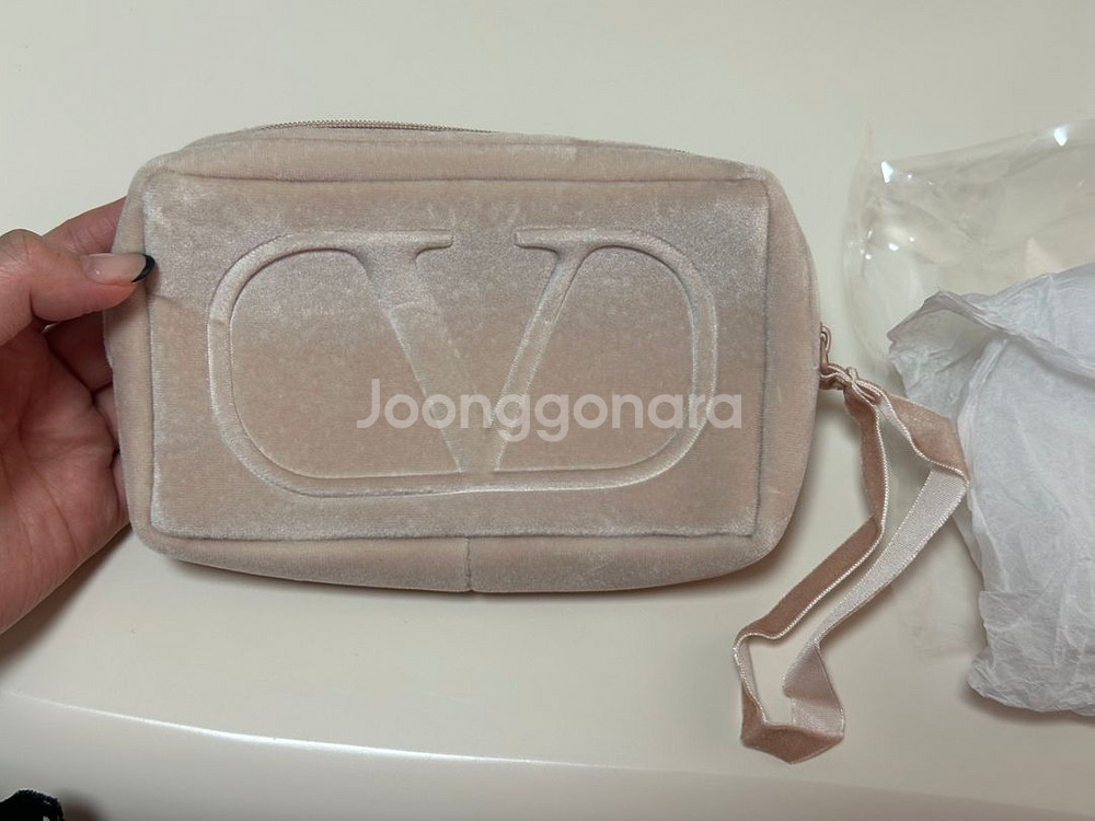 새상품 발렌티노 파우치 실물색상이 더 이뻐요--1