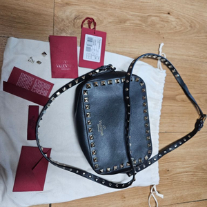 발렌티노 Rockstud Crossbody Bag