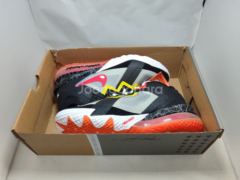 LEBRON XVIII LOW--3