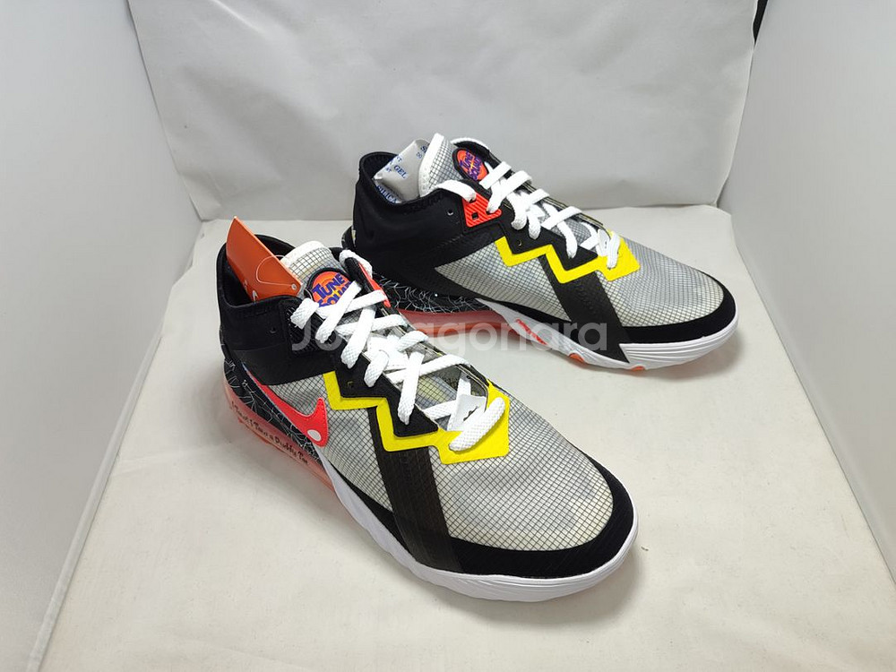 LEBRON XVIII LOW--1