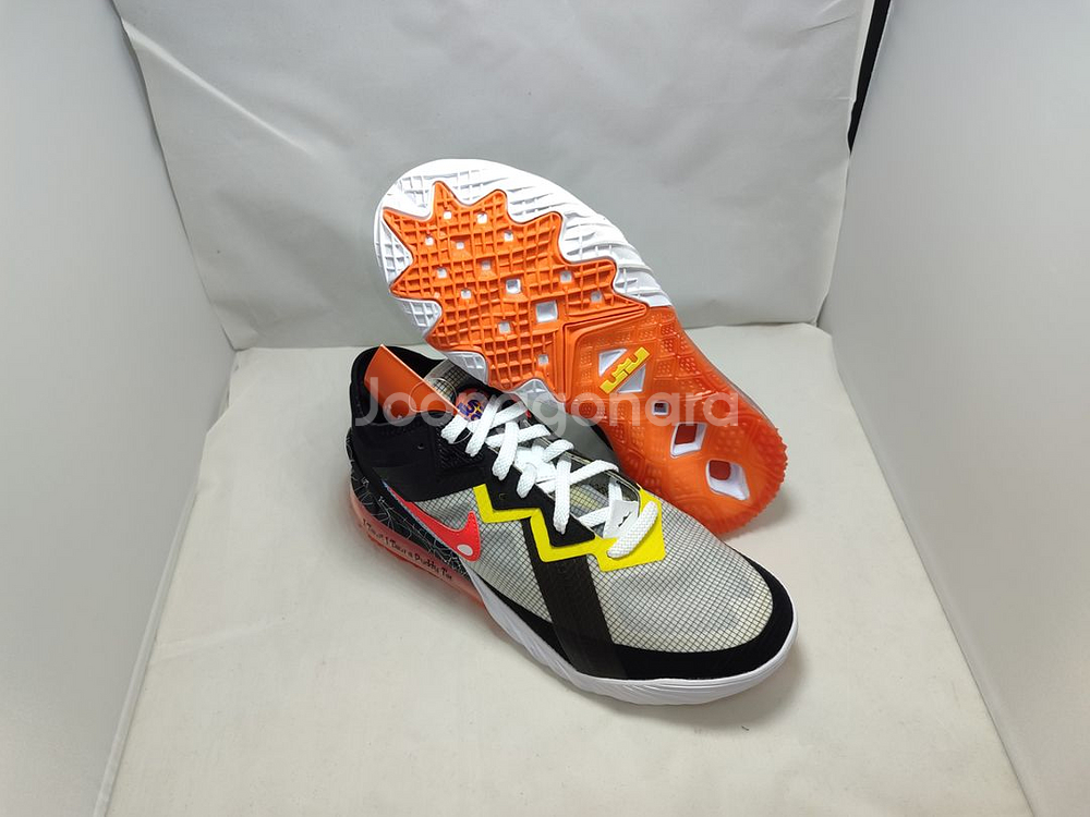 LEBRON XVIII LOW--0