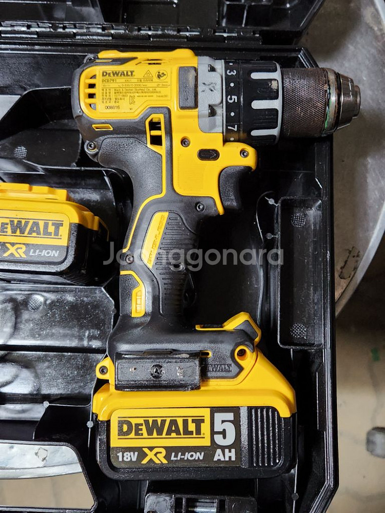 디월트 18v 충전드릴 DCD791 팝니다--2