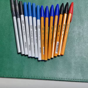 거의 않쓴 BIC 볼펜 모음 14자루 일괄판매합니다