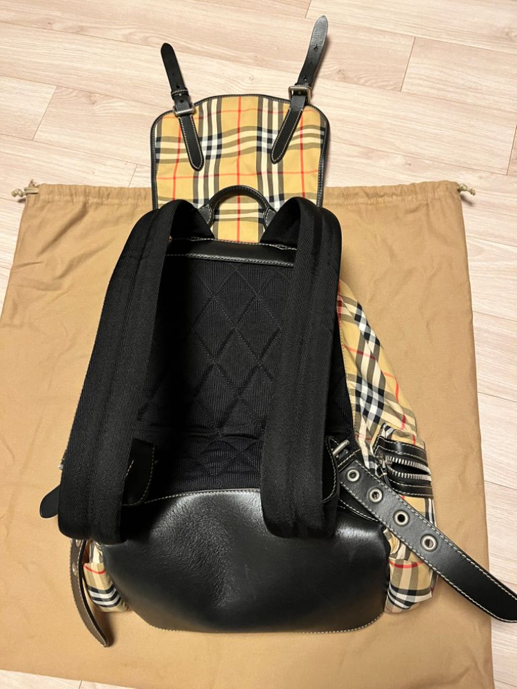 버버리 백팩 이미지
