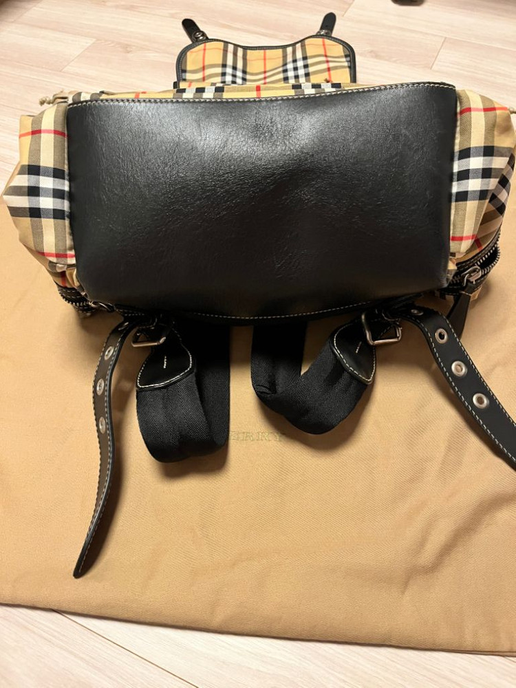 버버리 백팩 이미지