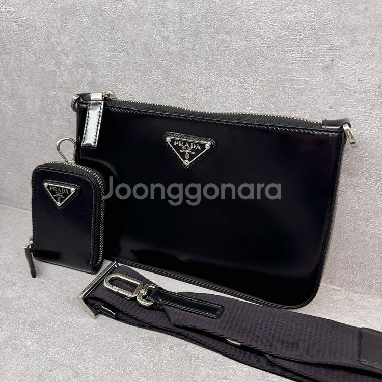 프라다 브러쉬드 멀티 크로스백 / 단품--1