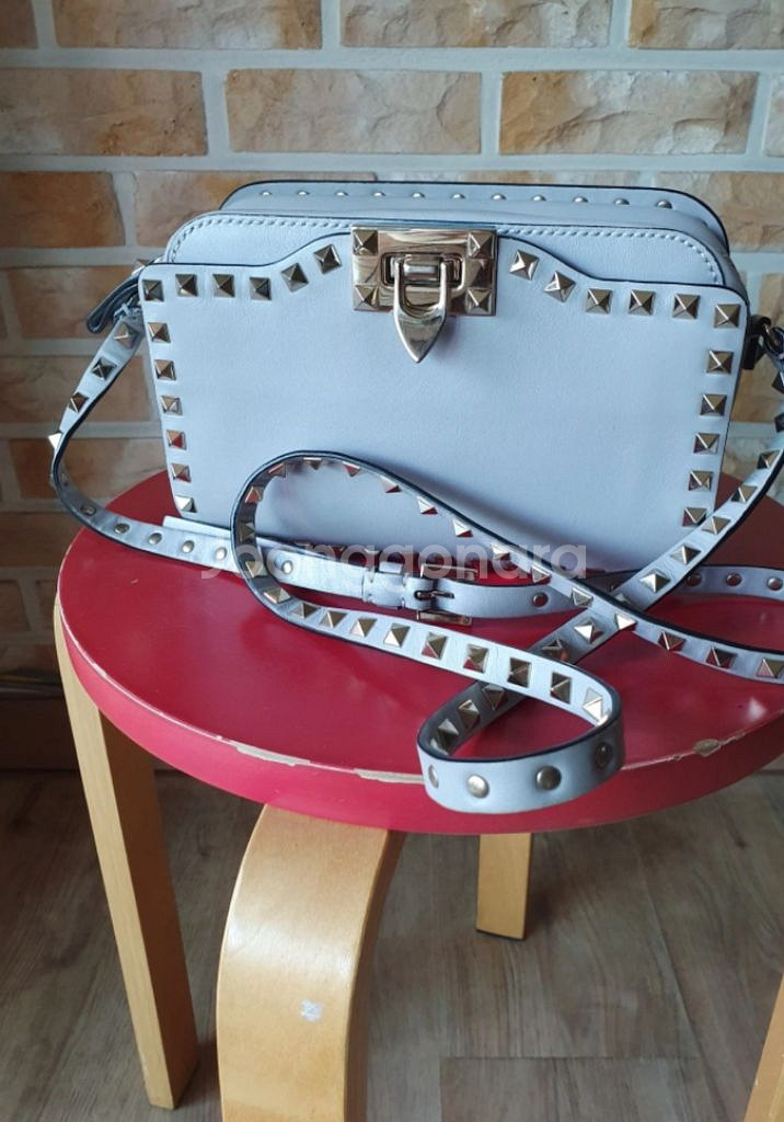 (가격내림) 명품 발렌티노 락스터드 카메라백.--1