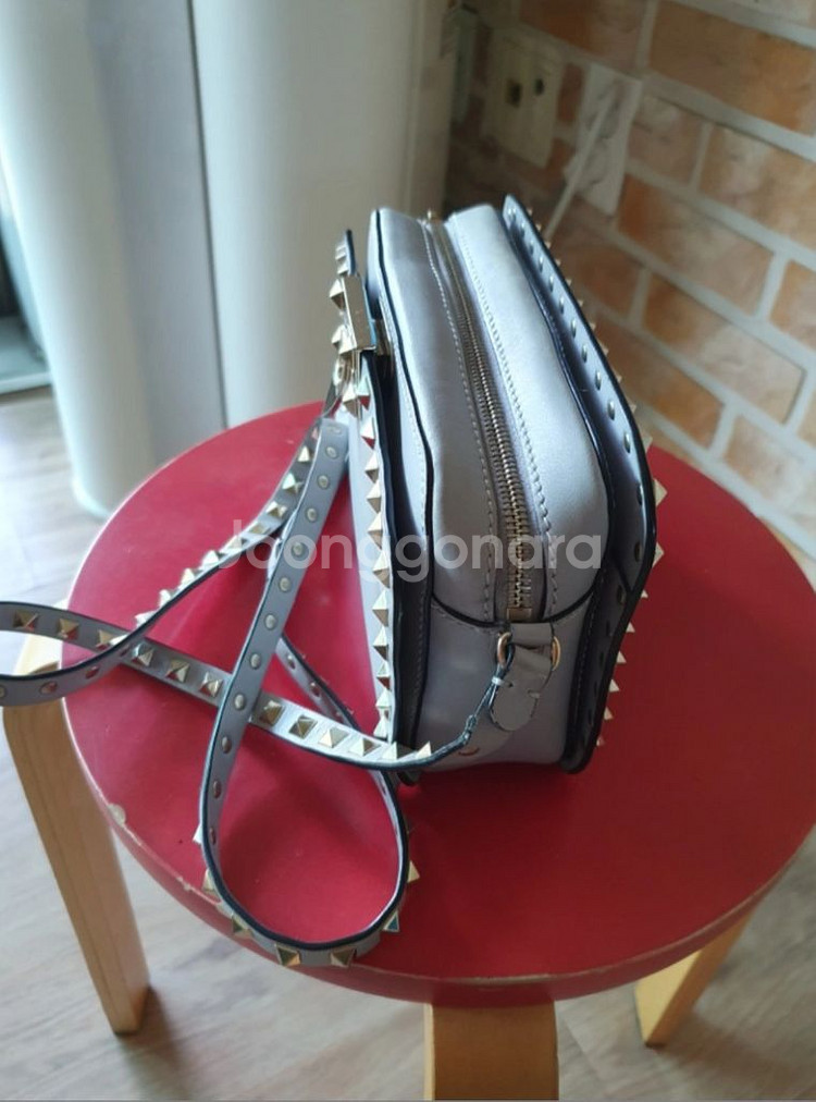 (가격내림) 명품 발렌티노 락스터드 카메라백.--2