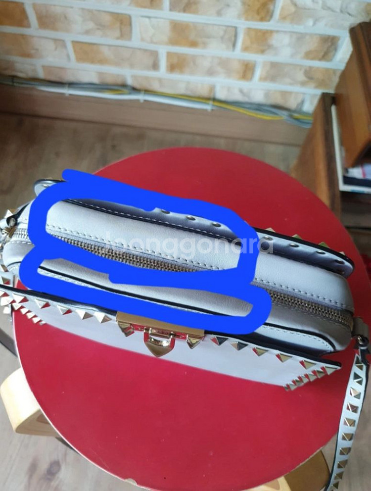 (가격내림) 명품 발렌티노 락스터드 카메라백.--5