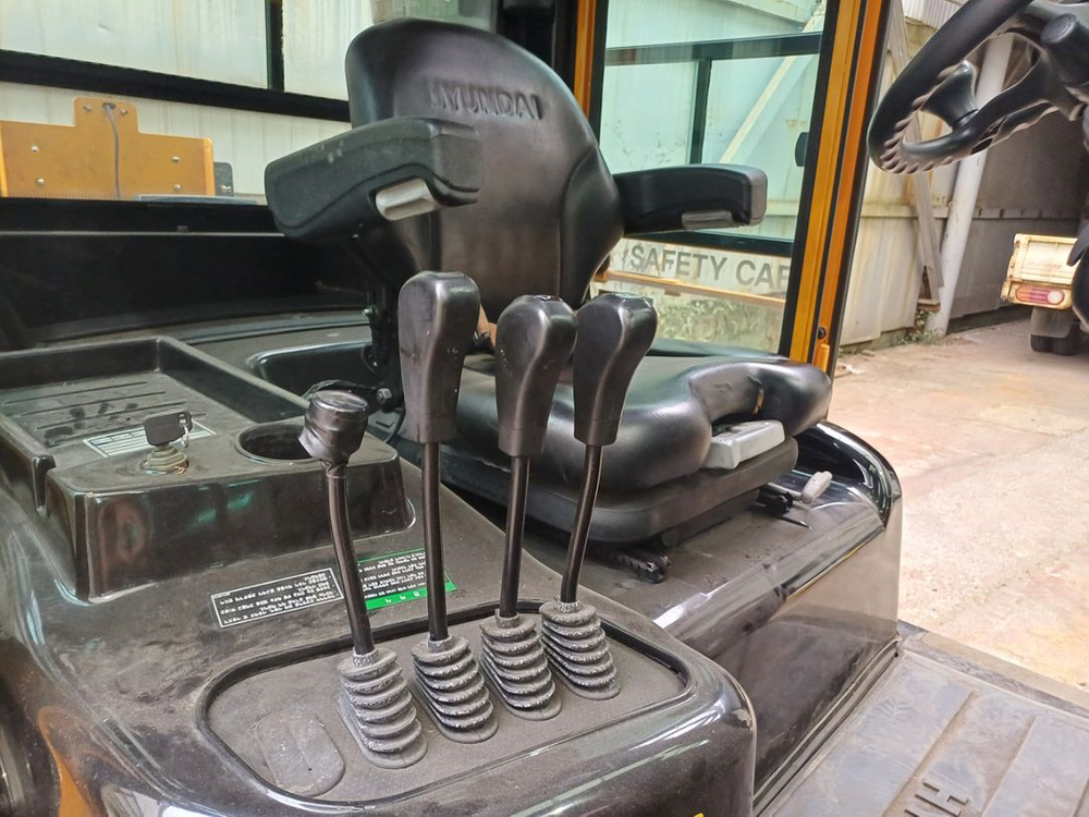 현대 3.5톤 디젤 지게차 힌지드버켓 이미지