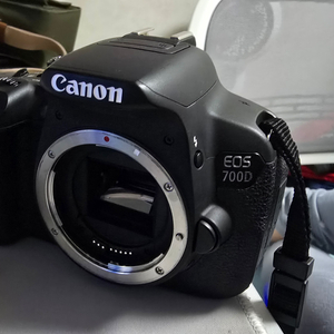 Canon 캐논 700D 본체랑 삼각대 팝니다.