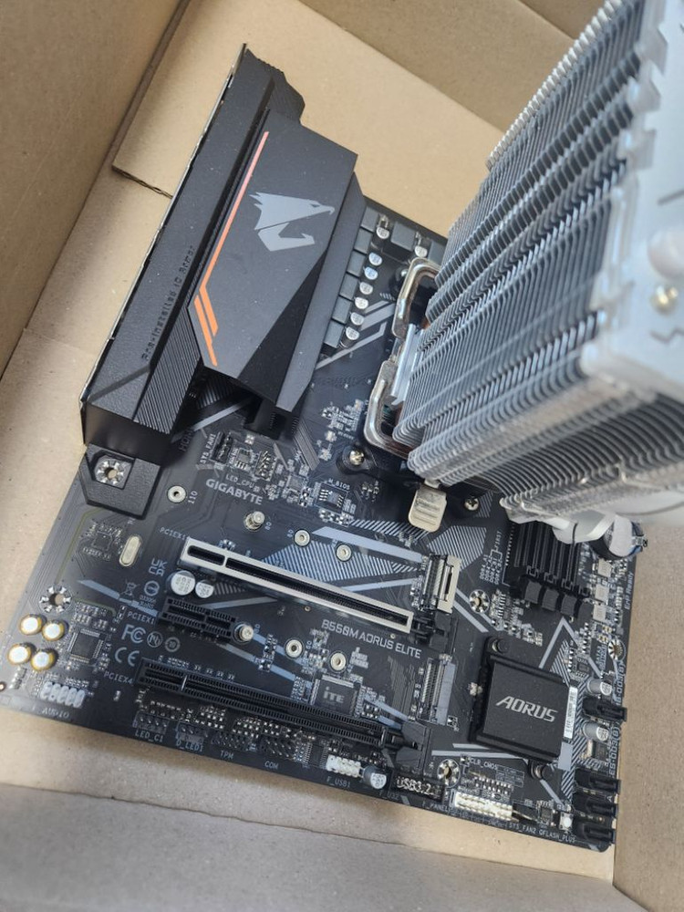 라이젠 5700x 기가바이트 b550 공랭쿨러 일괄 이미지