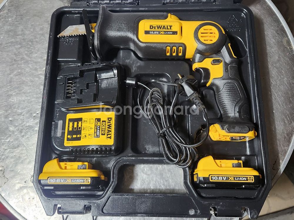 디월트 10.8v 충전컷소 DCS310 팝니다--1
