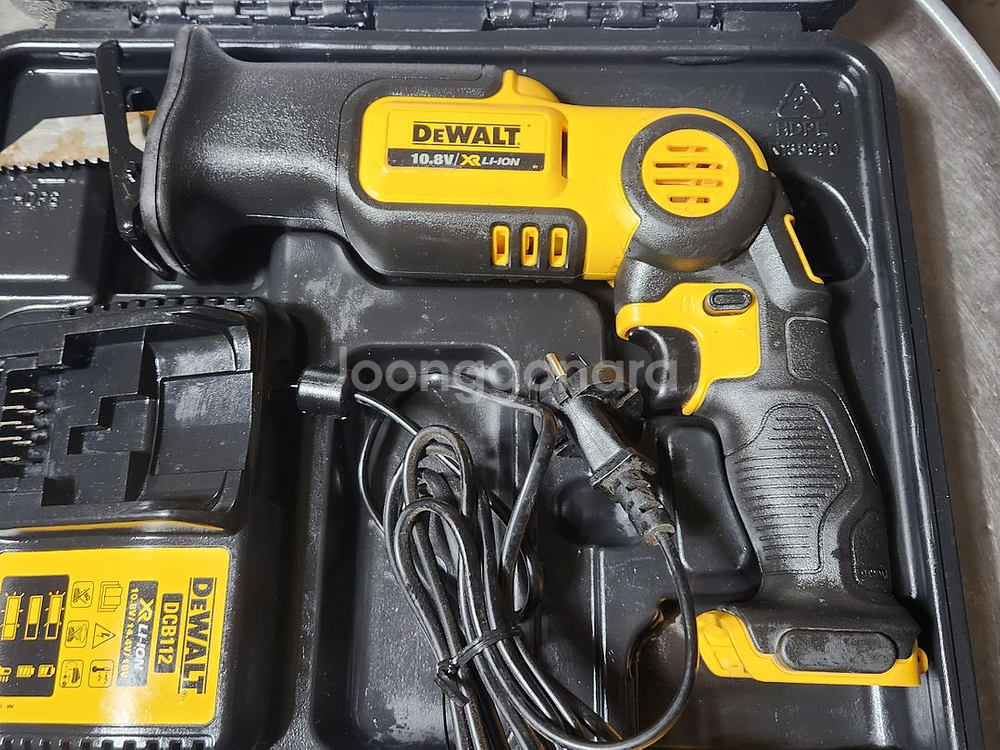 디월트 10.8v 충전컷소 DCS310 팝니다--2