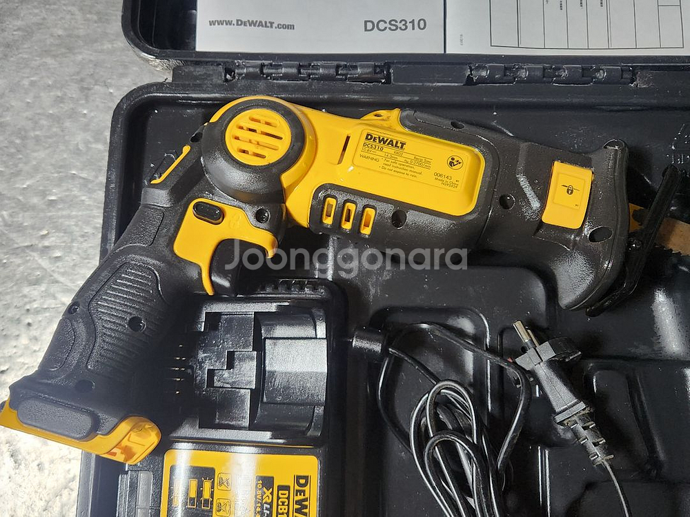 디월트 10.8v 충전컷소 DCS310 팝니다--3