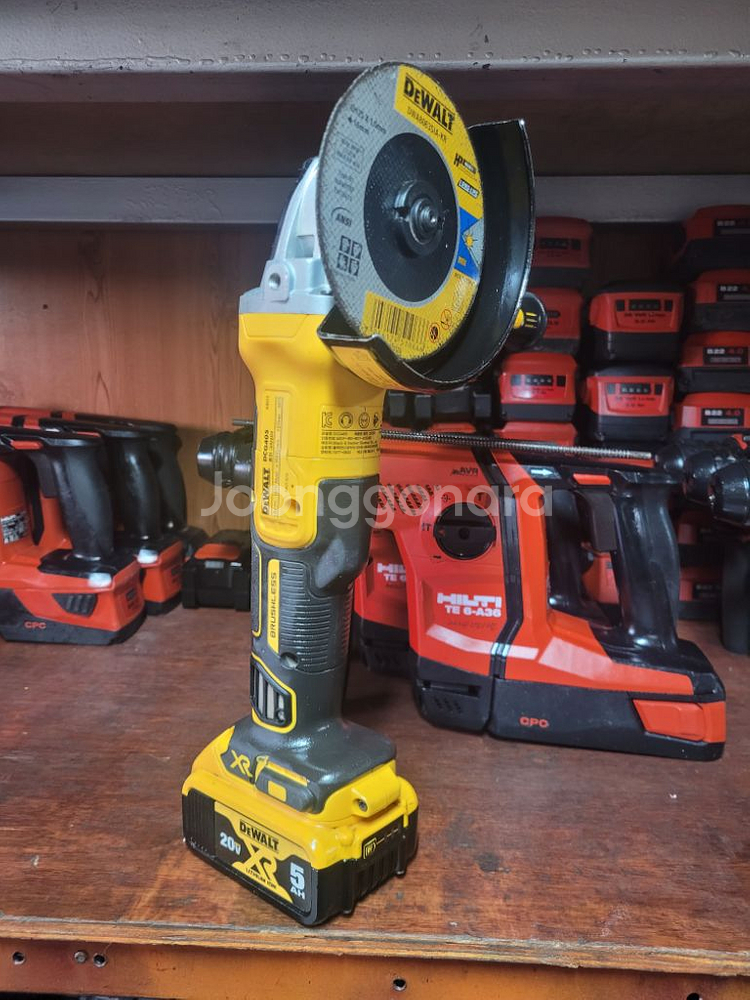 디월트충전그라인더 DCG405.5인치.2024년.신품?--2