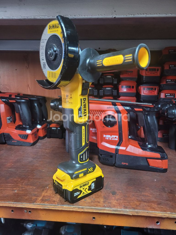 디월트충전그라인더 DCG405.5인치.2024년.신품?--1