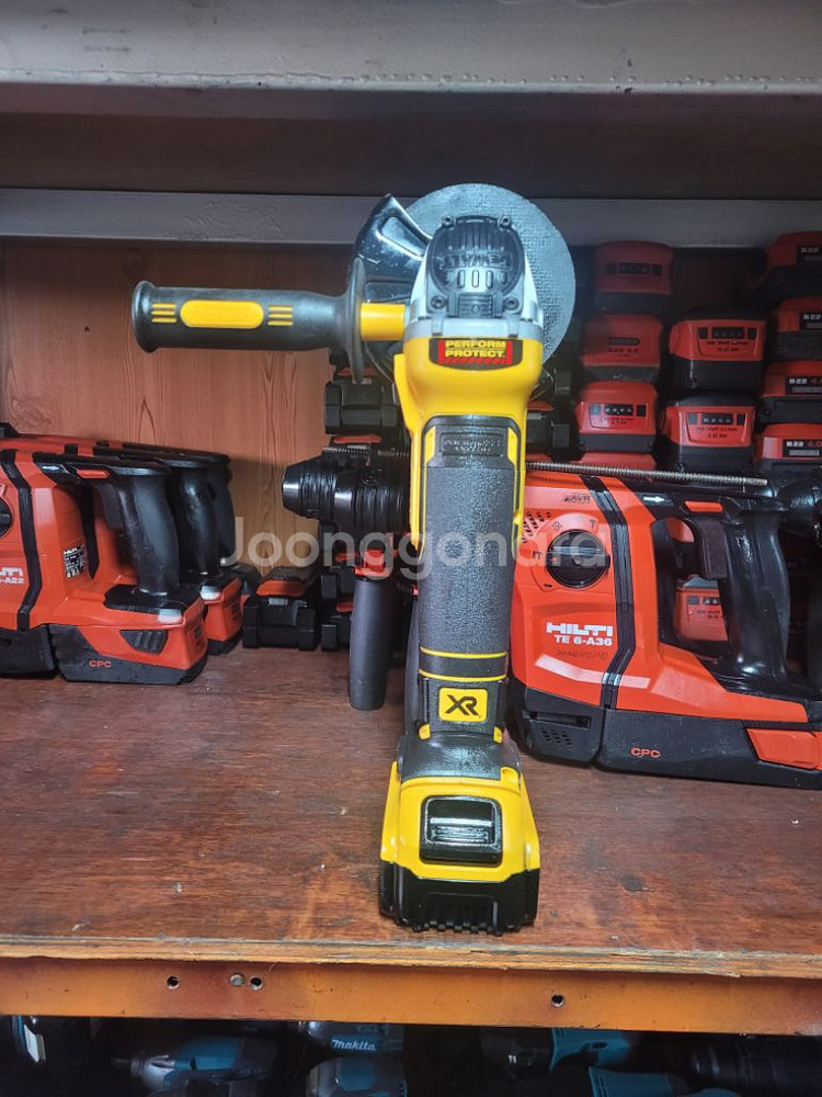 디월트충전그라인더 DCG405.5인치.2024년.신품?--4