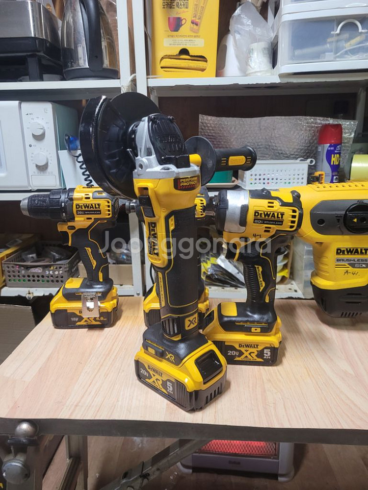 디월트충전그라인더 DCG405.5인치.2024년.신품?--8