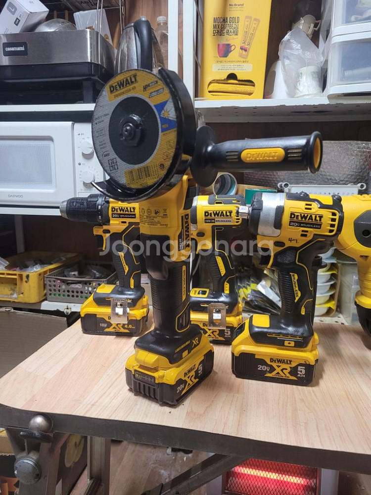 디월트충전그라인더 DCG405.5인치.2024년.신품?--9