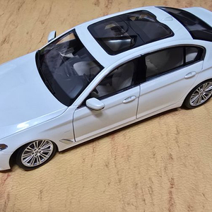 노레브 Bmw5시리즈LI 1:18. 미사용품