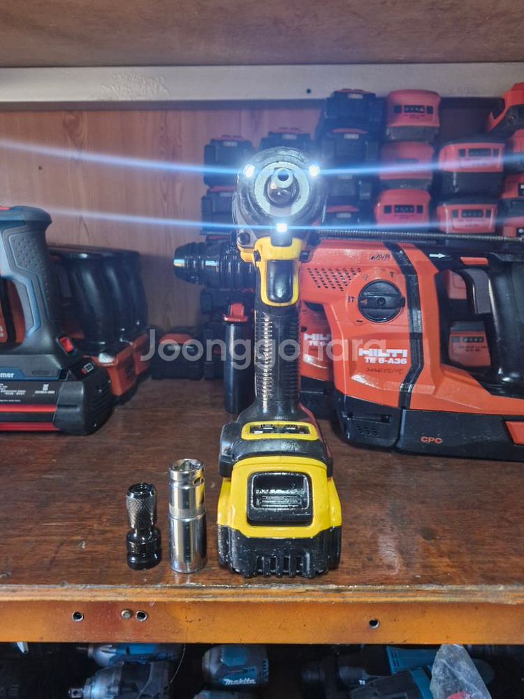디월트충전임팩렌치DCF922배터리포함.4-1번--1