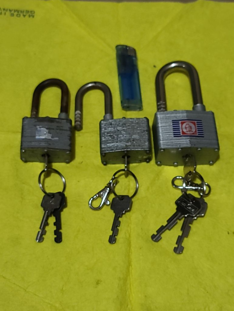 걸어만 놓았던 자물통 큰것1개--1