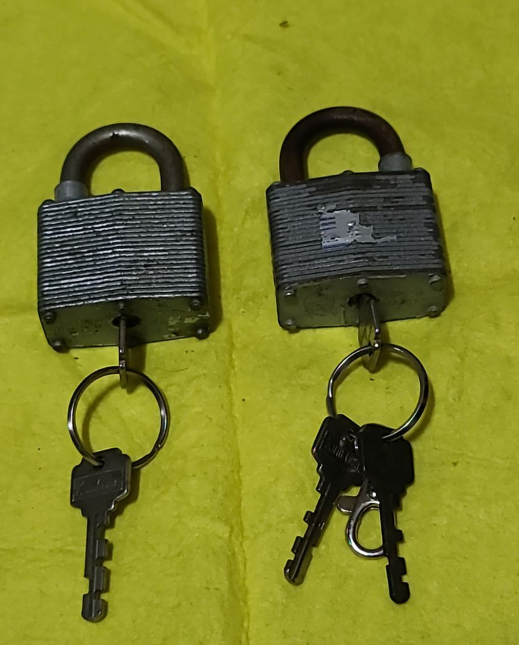 걸어만 놓았던 자물통 큰것1개--7