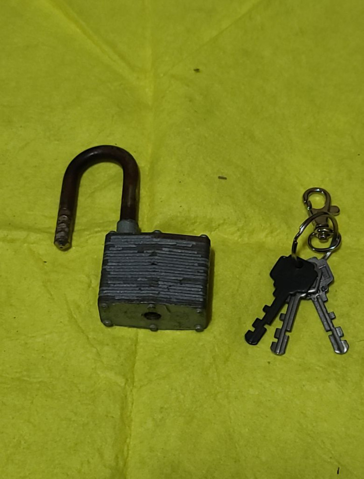 걸어만 놓았던 자물통 큰것1개--3