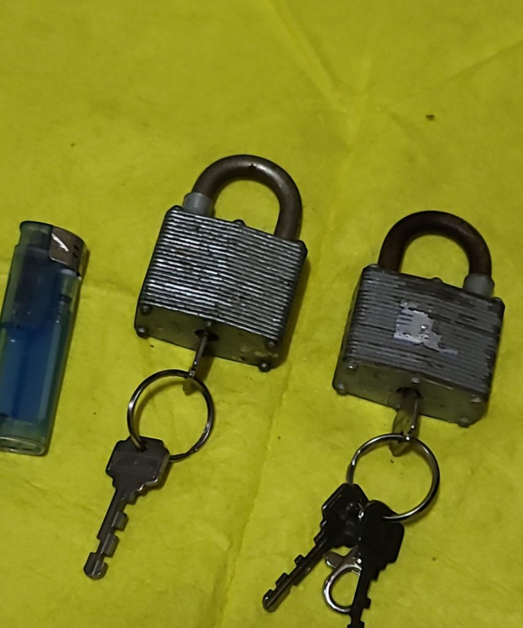 걸어만 놓았던 자물통 큰것1개--5