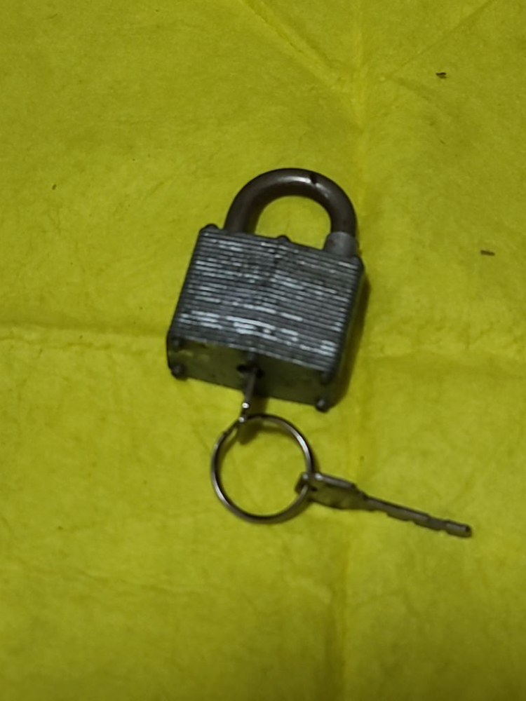 걸어만 놓았던 자물통 큰것1개--6