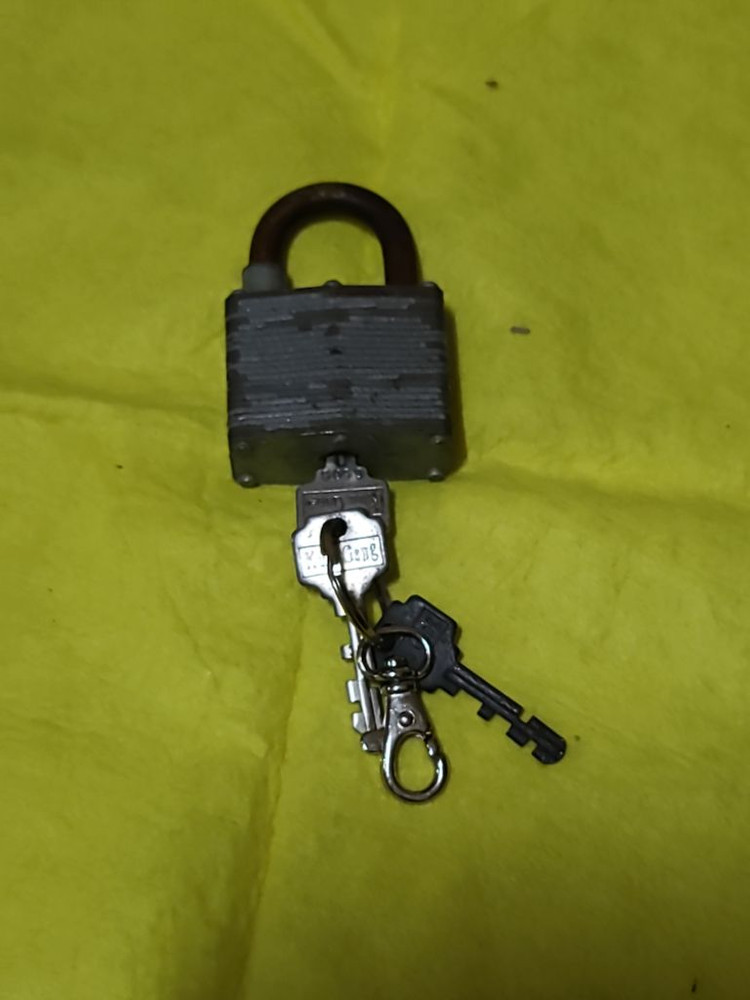 걸어만 놓았던 자물통 큰것1개--9