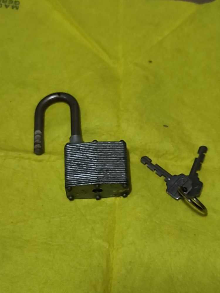 걸어만 놓았던 자물통 큰것1개--8