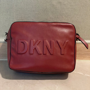 DKNY 가죽 크로스백 레드