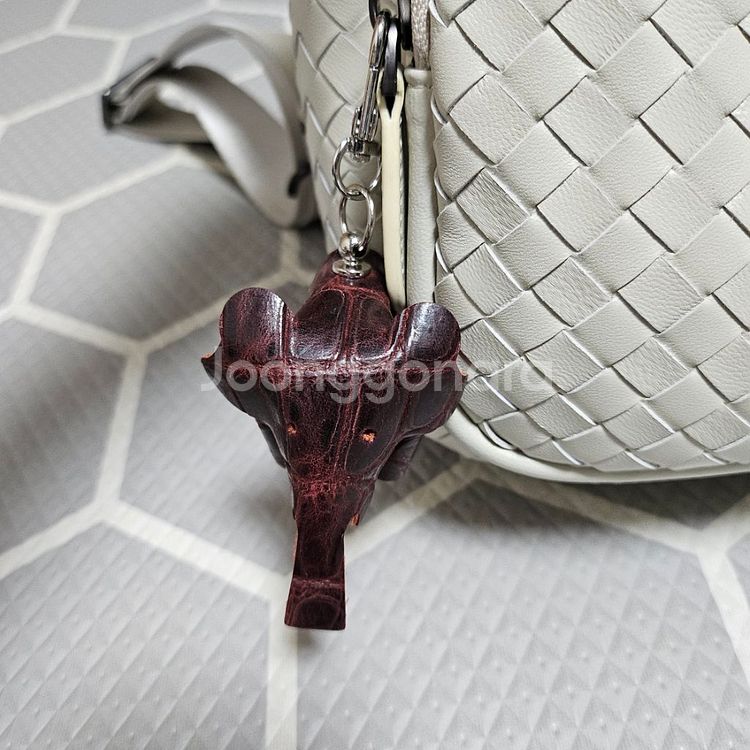 양가죽 짜임 미니 백팩에 가죽 코끼리키링 (미사용)--1