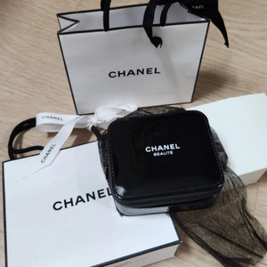 샤넬 에나멜소재 미니 사각파우치(완전새제품)