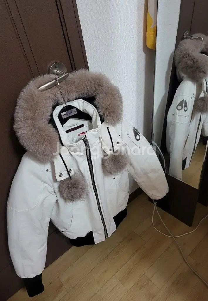 한정ㅂ무스너클 데비 봄버 화이트 패딩 S사이즈 22FW--1