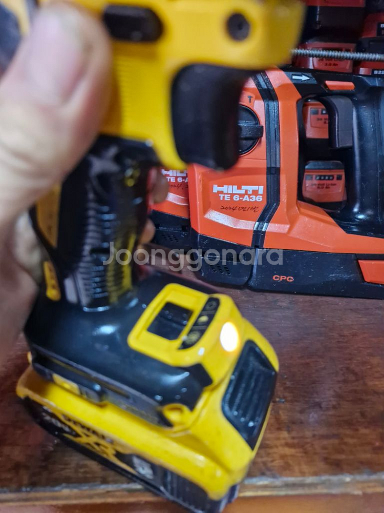 디월트충전함마드릴DCD796 배터리포함 A-1번--1