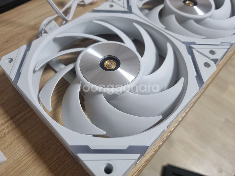 발키리 X12 ARGB 화이트 120mm 정방향--1