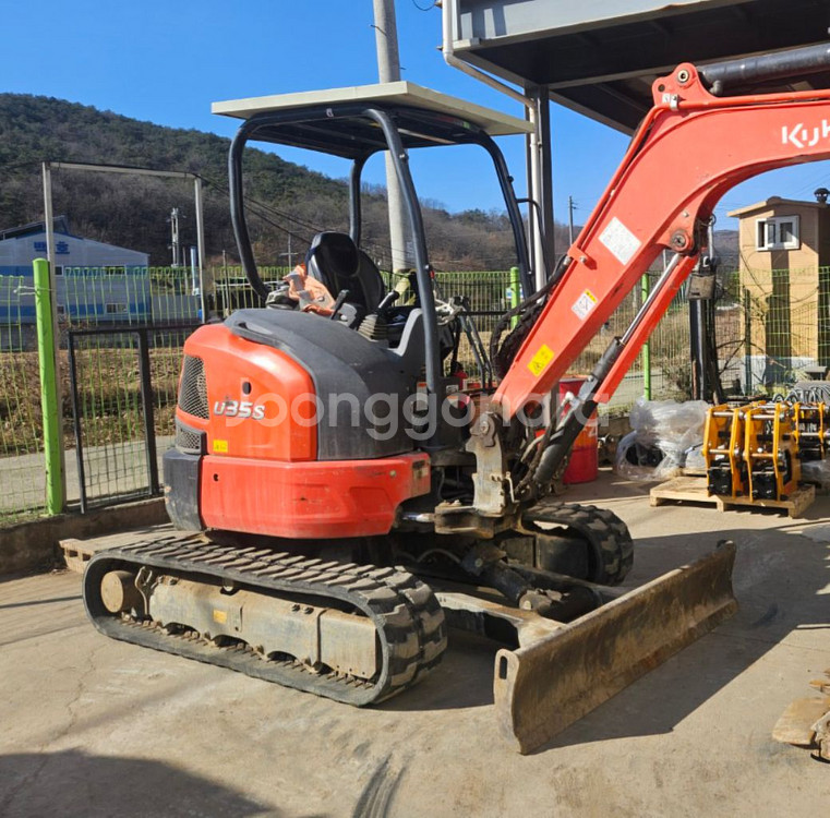 구보다 U35 집게장착 2022년식 중고 미니 굴삭기--1